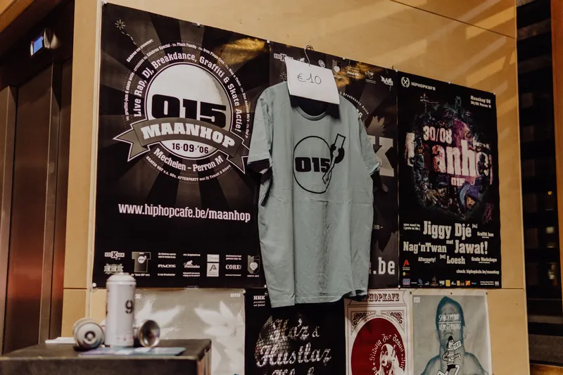 Mechelen HipHopStad expositie: posters en logo t-shirts